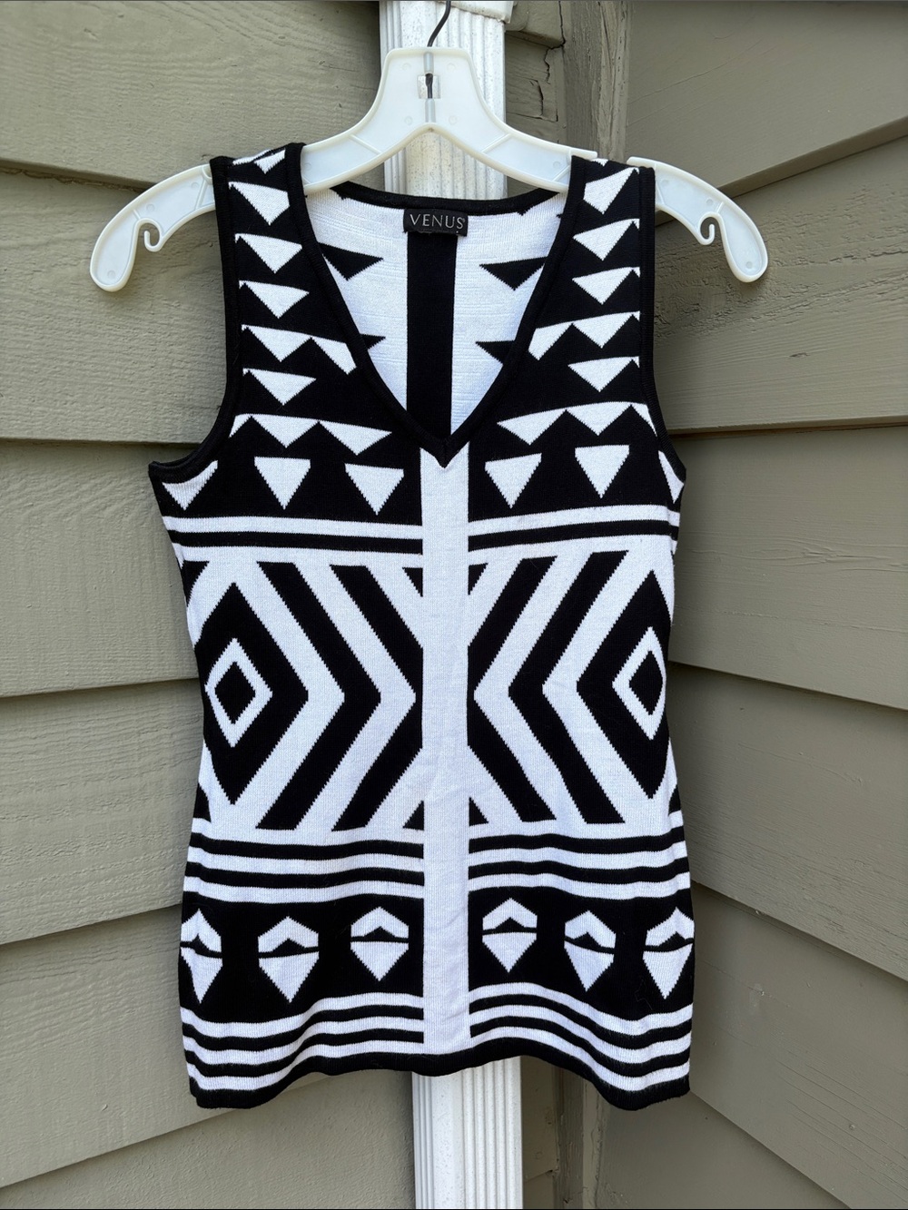 VENUS Black & White Geometric Knit Tank Top Sz Small- has stretch. Like new!
